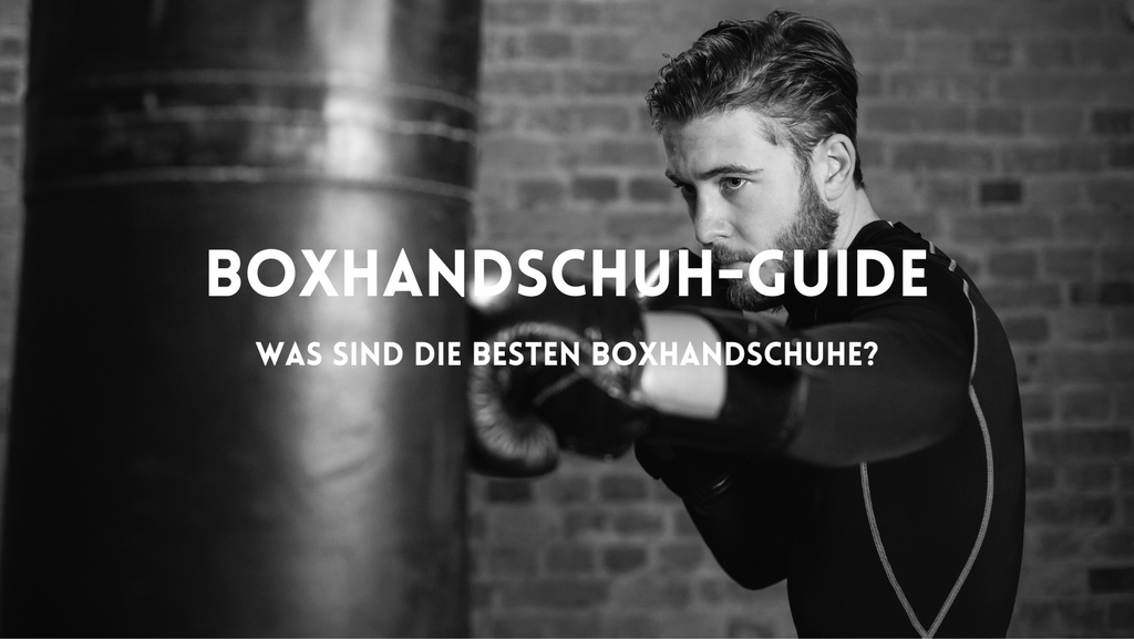 Mann beim Boxen am Boxsack mit Boxhandschuh